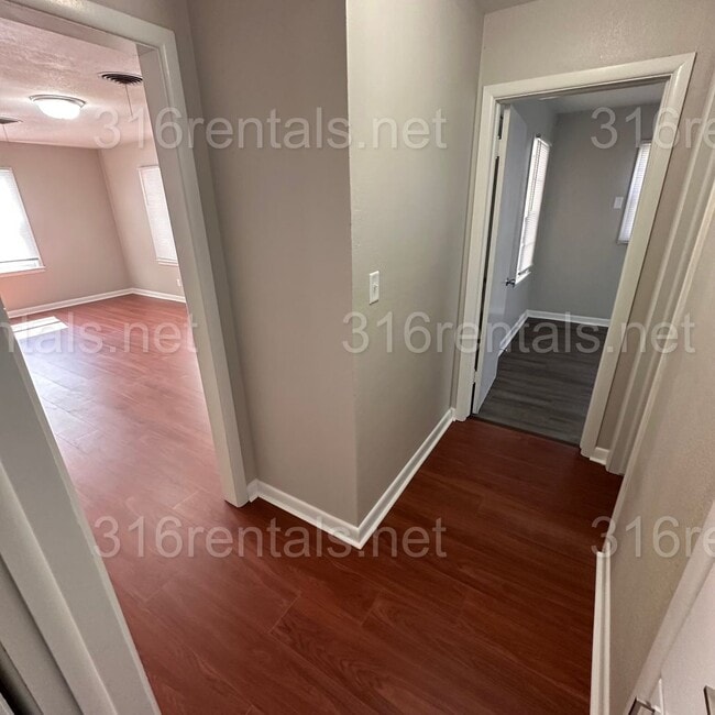 Building Photo - $895 - 2 bedroom / 1 bathroom Single Famil...