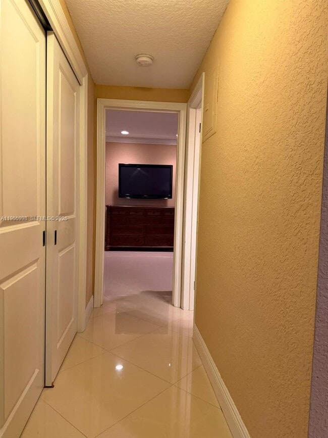 Building Photo - 830 NE 20th Ave