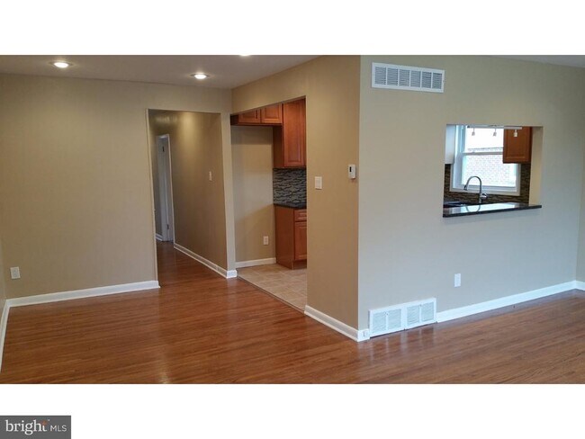 Building Photo - 9960 Woodfern Rd
