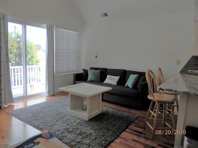 Building Photo - 613 Brinley Ave