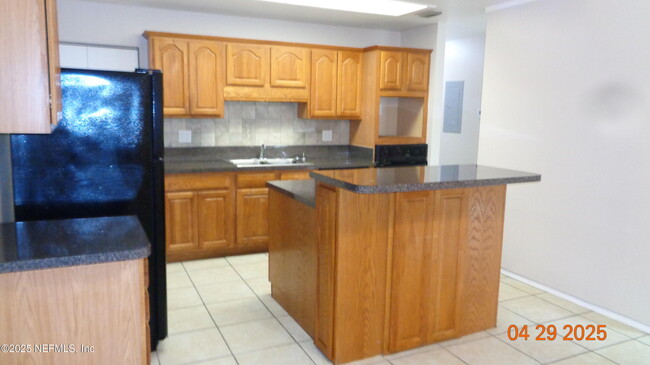 Building Photo - 1204 Crown Dr