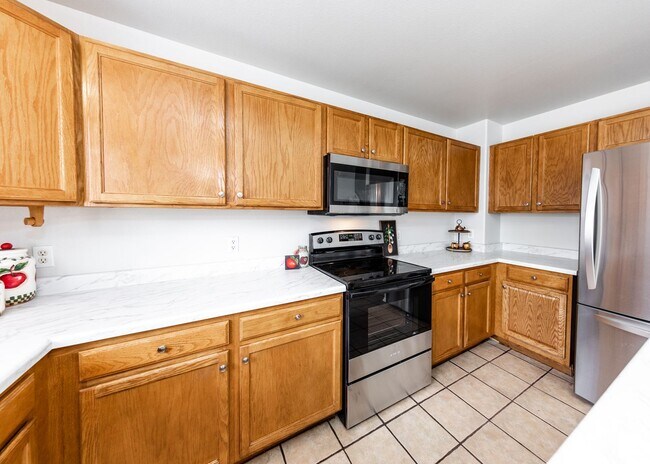 Building Photo - Newly Updated 4 Bed Home Centrally Located