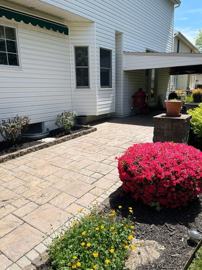Building Photo - Updated & Landscaped 4 Bedroom, 4 Bath Hom...
