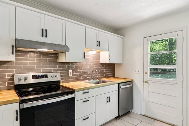 Building Photo - Move In Ready