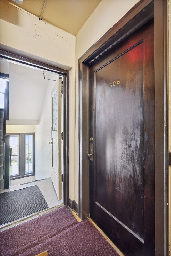 Building Photo - 2733 Girard Ave S