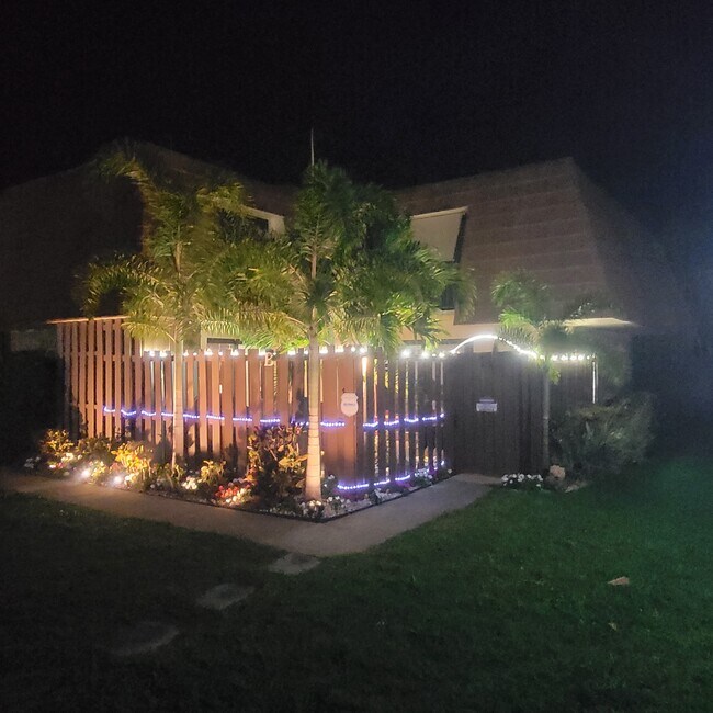 Building Photo - 825 Center St