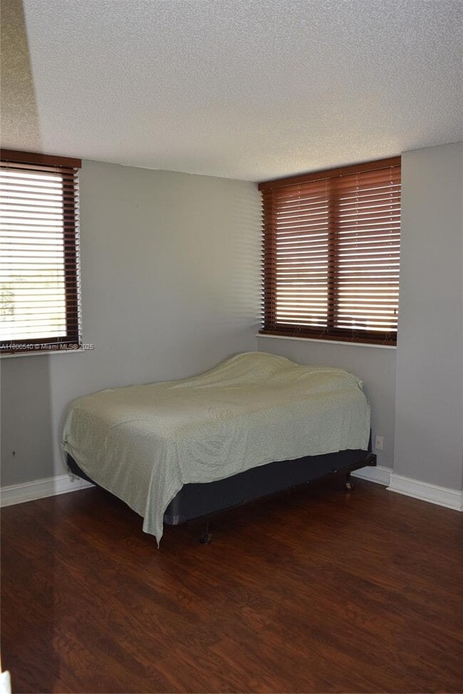 Building Photo - 2715 Tigertail Ave