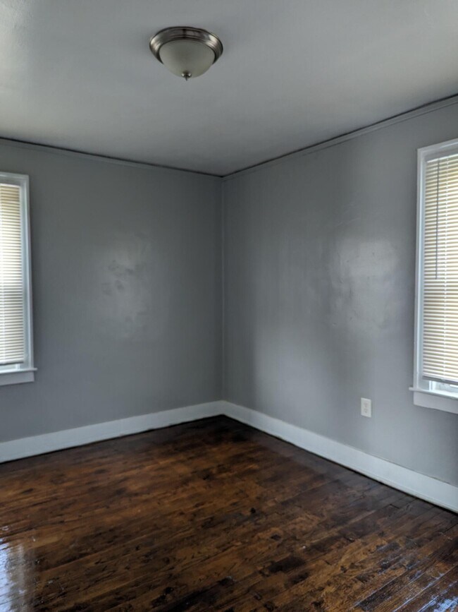 Building Photo - 9431 Roselawn St