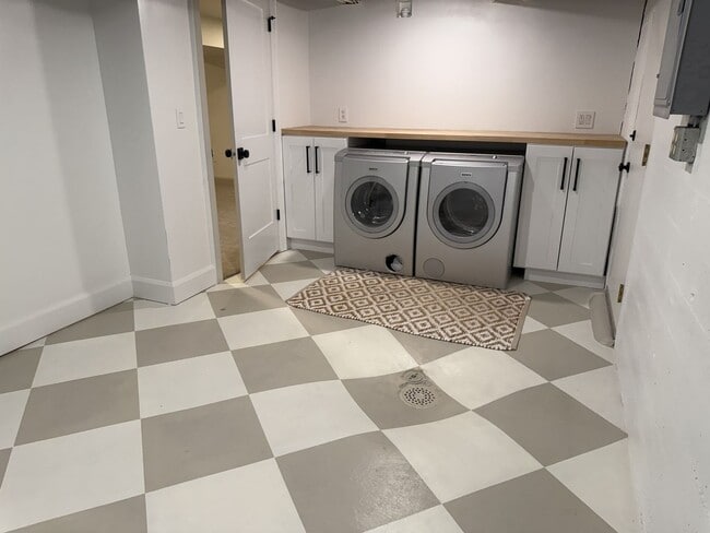 Building Photo - Beautiful Remodeled Sugar House Home