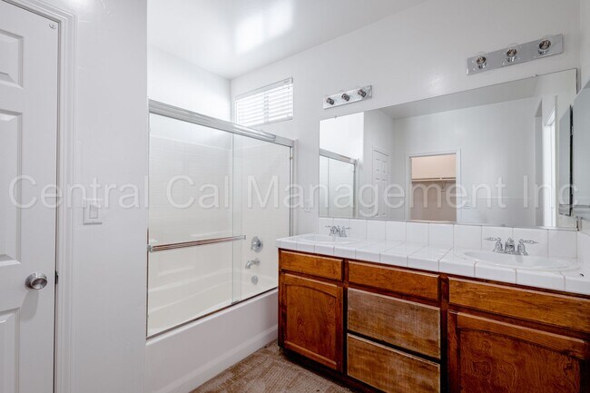 Building Photo - 3 Bedroom/2 Bath home located in the Desired Northwest - $2395 per Month!