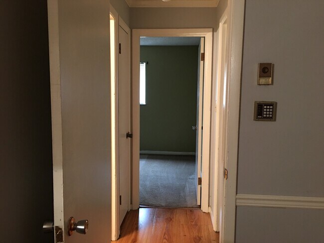 Building Photo - 2 Bedroom Condo 4 Blocks from UTK Campus!