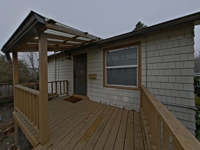 Primary Photo - Emerald Alley Duplex