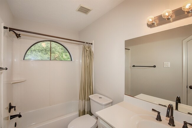 Building Photo - 611 Park Ln