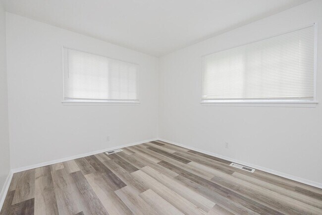 Building Photo - 2825 Hinde Ave