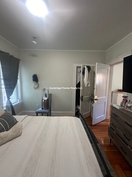 Building Photo - 399 School St