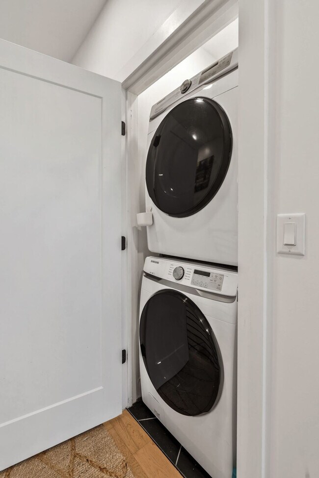 Building Photo - 1007 12th Ave N