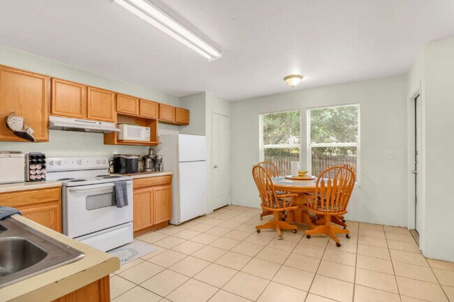 Building Photo - 1 Small pet allowed, multi year lease discount available upon request.