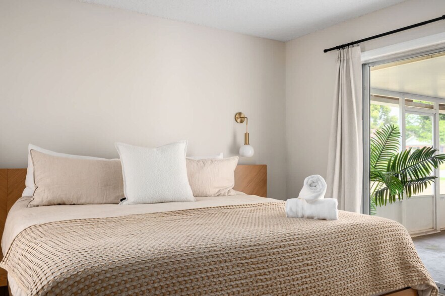 Building Photo - 4520 Lake Gem Cir