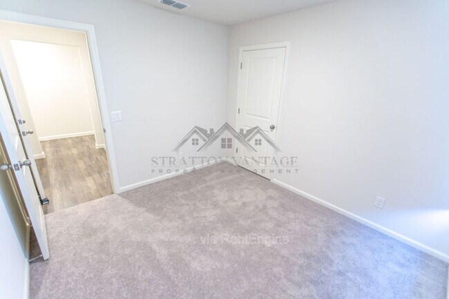 Building Photo - 3510 Mateo Dr