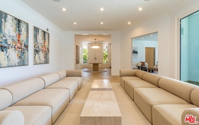 Building Photo - 560 Chalette Dr