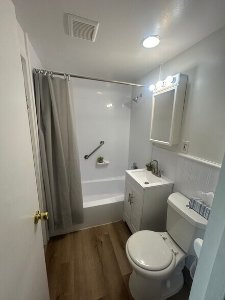 Bathrrom - 4600 Duke St