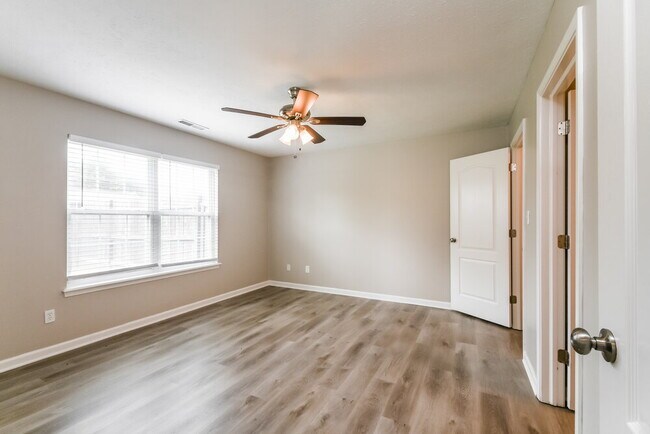 Building Photo - 17124 Rushmore Dr