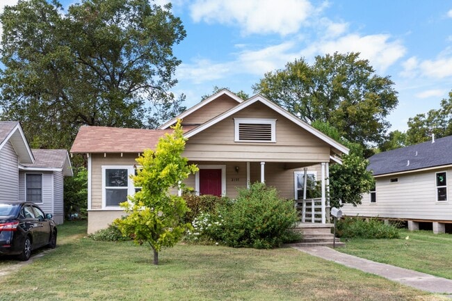Building Photo - Available Now! Charming 2 Bed / 2 Bath Craftsman Home Near Downtown Waco