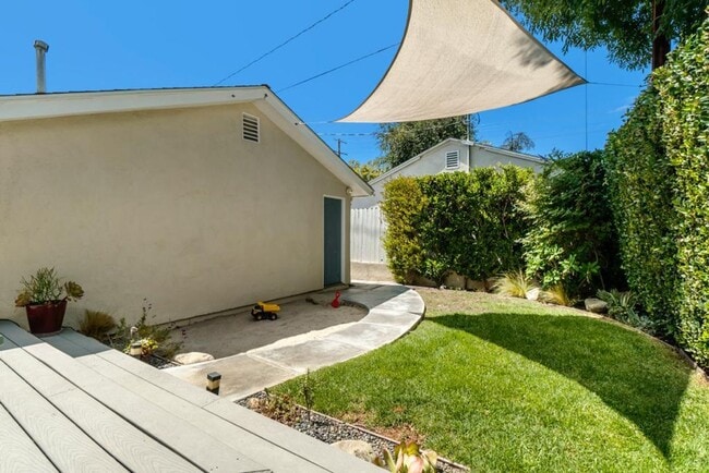 Building Photo - A charming 3-bedroom, 2.5 bath home in Don...