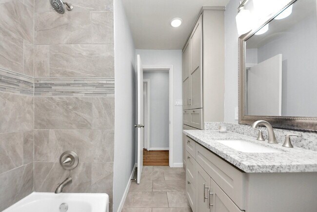 Building Photo - 5003 Enyart St