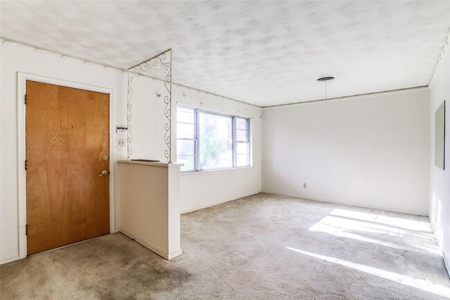 Building Photo - 2473 Highland Rd