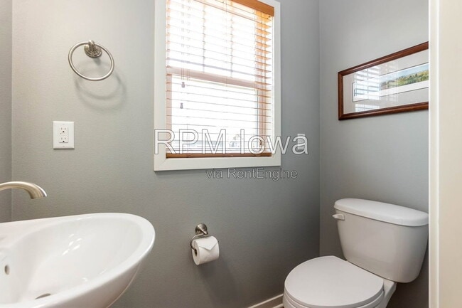 Building Photo - 1651 SW Arlan Dr