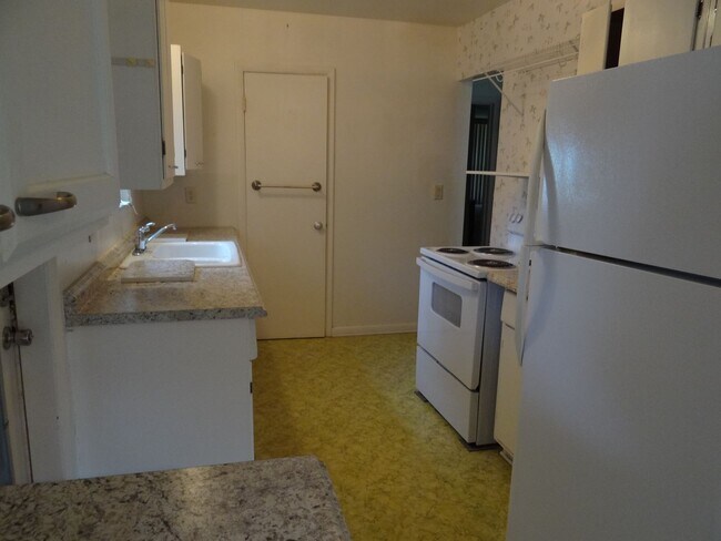 Building Photo - Port Charlotte Annual Rental. 2 bed, 2 bath, 1 carport