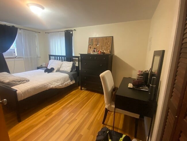 Building Photo - 640 Lagrange St