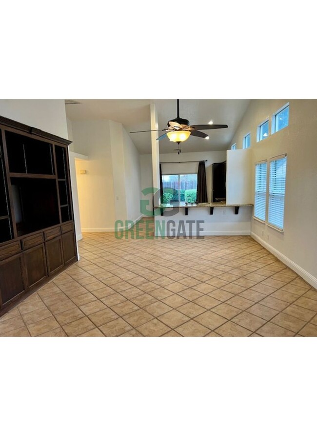 Building Photo - 3 BEDROOM 2 BATH HOME MOVE IN READY IN ESC...