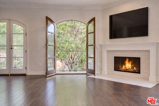 Building Photo - 353 S Reeves Dr