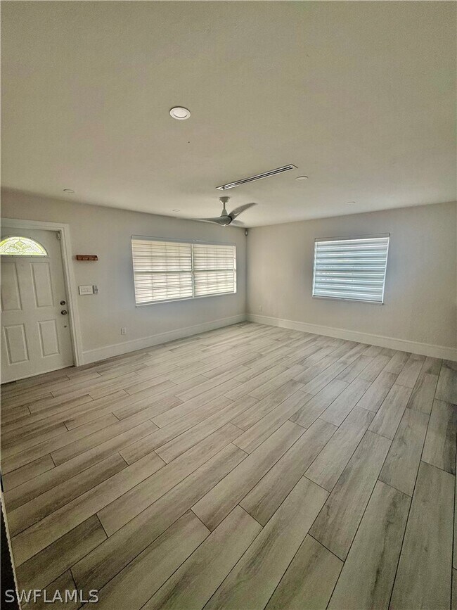 Building Photo - 733 Pine Cone Ln