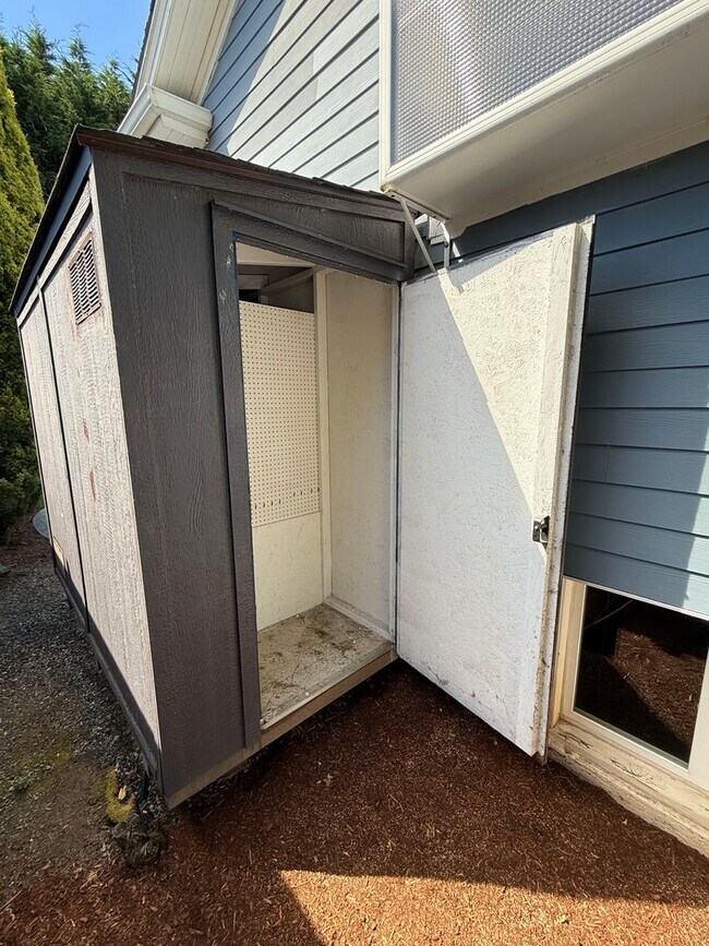 Building Photo - 2BR + Office Seward Park Home w/ A/C & 125...