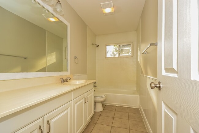 Building Photo - 1031 Stratford Pl