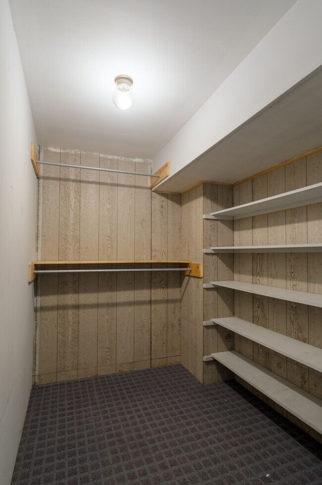 Building Photo - Single Family Home on almost an acre, 4 be...