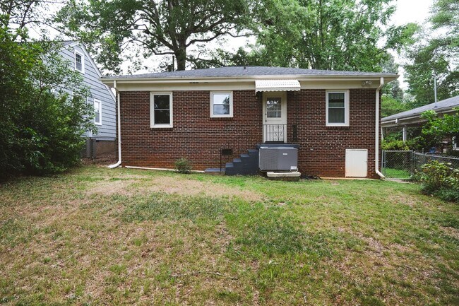 Building Photo - 2 bedroom, 1 bath Brick Bungalow in Prime Location!