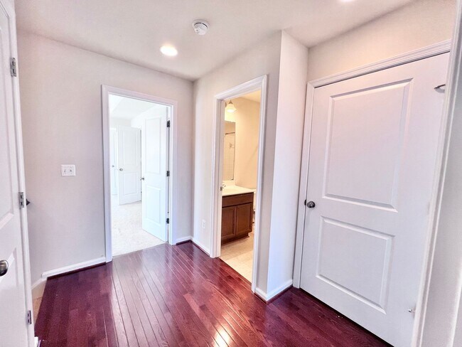 Building Photo - STAFFORD - 3 BEDROOM TOWNHOUSE - WOODSTREAM