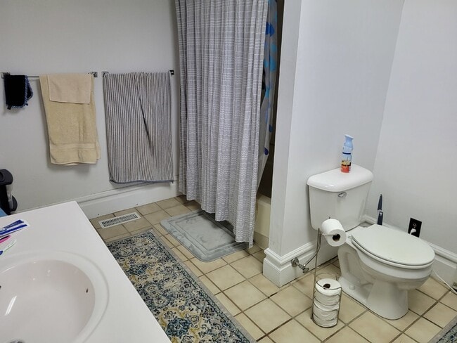Building Photo - 3 Bed 2 Bath close to UWEC! Available June...