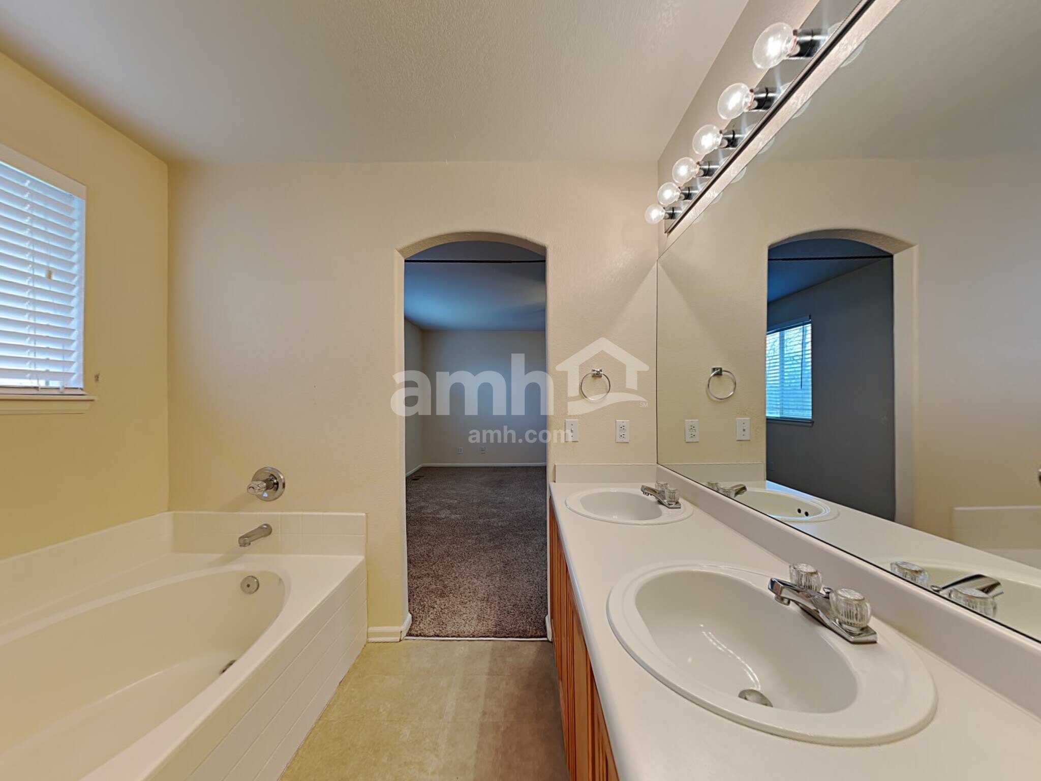 Building Photo - 582 W 91st Dr