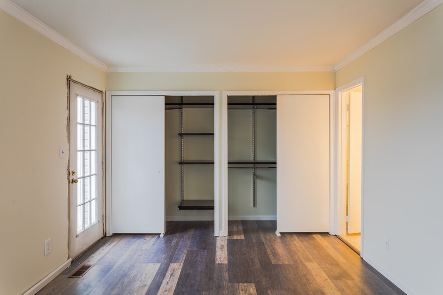 master bedroom 1 with updated closets - 2919 S Woodstock St