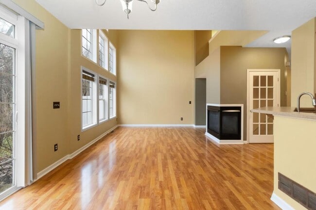 Building Photo - 5825 Crescent Ridge Dr