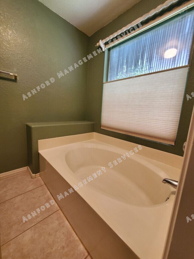 Building Photo - PINNACLE HILL RENTAL WITH MTN VIEWS, FIREP...