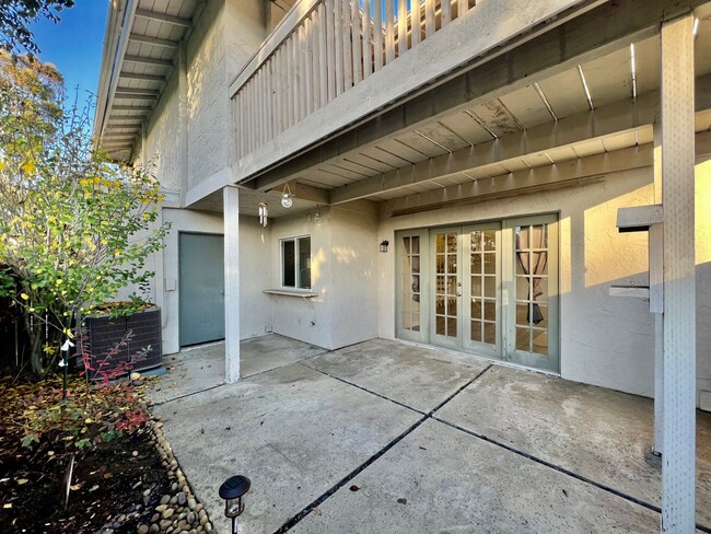 Building Photo - Beautiful 3B/2BA condo w/ Washer&Dryer loc...