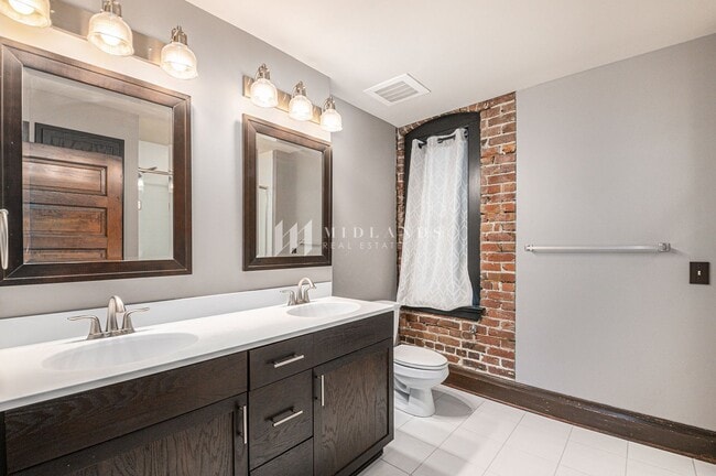 Building Photo - Stunning Downtown Condo