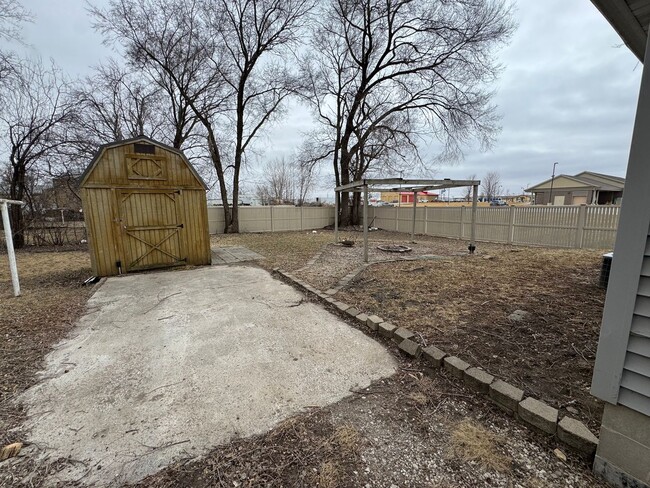 Building Photo - Main level house available for rent