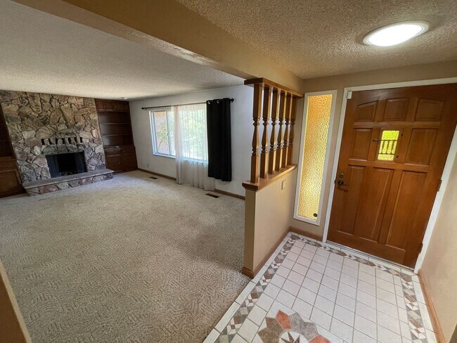 Building Photo - Paradise Oasis-3 bed 2 bath home, Back yard, covered deck, garage, no cats